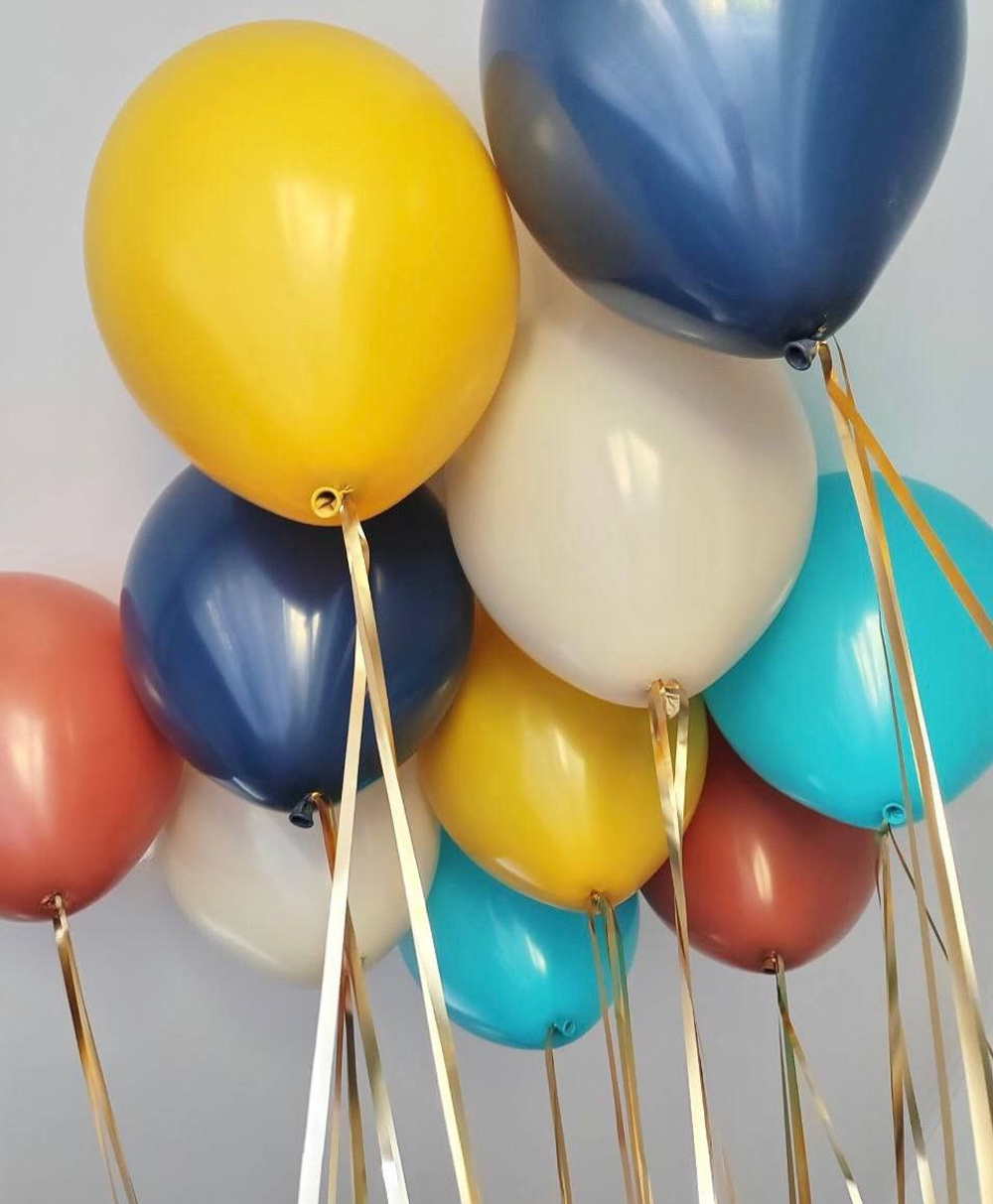 Воздушные шары под потолок с дождиком — праздничная композиция в Москве